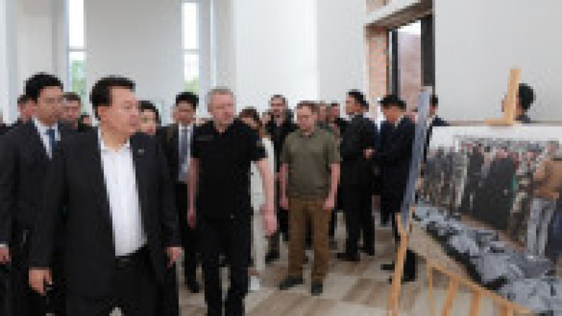 Președintele sud-coreean Yoon Suk Yeol a fost într-o vizită surpriză la Kiev. El a fost însoțit de soția lui, Kim Keon-hee, care a captat atenția ucrainenilor. FOTO: Profimedia Images | Poza 5 din 12
