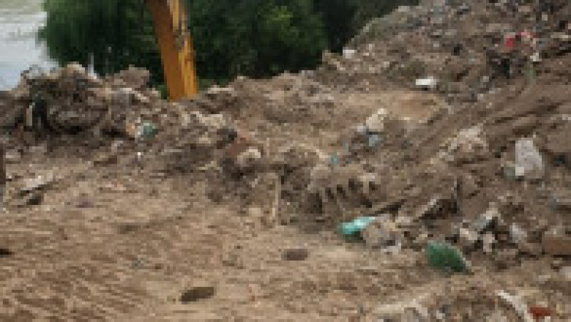 Peste 300 de tone de deşeuri au fost scoase din Lacul Fundeni în decurs de 5 zile, anunţă luni Administraţia Naţională ”Apele Române” (ANAR). Sursa foto: Apele Române / Facebook | Poza 1 din 10