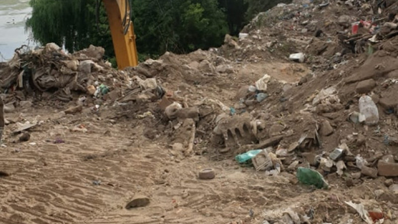 Peste 300 de tone de deşeuri au fost scoase din Lacul Fundeni în decurs de 5 zile, anunţă luni Administraţia Naţională ”Apele Române” (ANAR). Sursa foto: Apele Române / Facebook