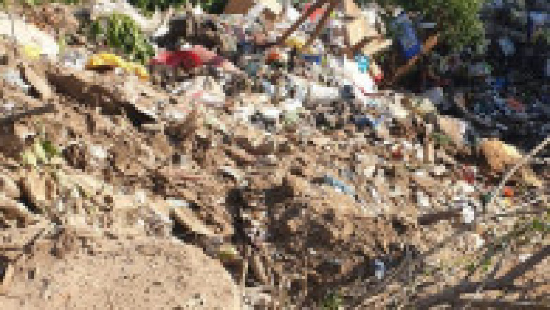 Peste 300 de tone de deşeuri au fost scoase din Lacul Fundeni în decurs de 5 zile, anunţă luni Administraţia Naţională ”Apele Române” (ANAR). Sursa foto: Apele Române / Facebook | Poza 2 din 10