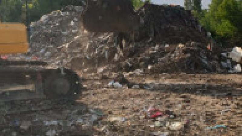 Peste 300 de tone de deşeuri au fost scoase din Lacul Fundeni în decurs de 5 zile, anunţă luni Administraţia Naţională ”Apele Române” (ANAR). Sursa foto: Apele Române / Facebook | Poza 10 din 10