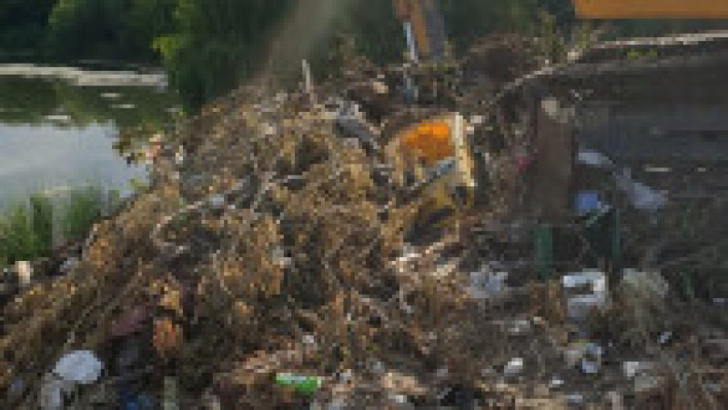 Peste 300 de tone de deşeuri au fost scoase din Lacul Fundeni în decurs de 5 zile, anunţă luni Administraţia Naţională ”Apele Române” (ANAR). Sursa foto: Apele Române / Facebook | Poza 8 din 10