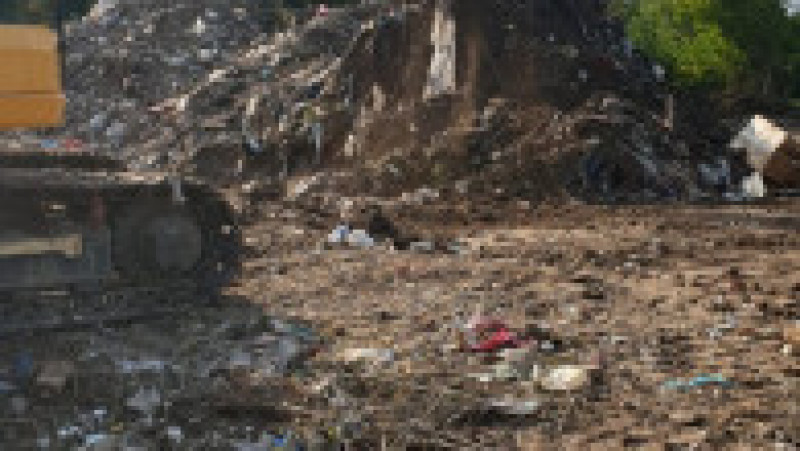 Peste 300 de tone de deşeuri au fost scoase din Lacul Fundeni în decurs de 5 zile, anunţă luni Administraţia Naţională ”Apele Române” (ANAR). Sursa foto: Apele Române / Facebook | Poza 3 din 10