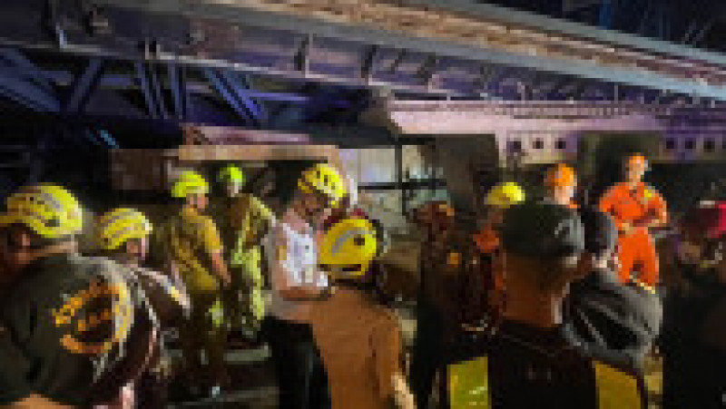 Cel puţin o persoană a murit, iar opt au fost rănite după ce o autostradă suspendată în construcție s-a prăbușit în Bangkok. FOTO: Profimedia Images | Poza 16 din 17