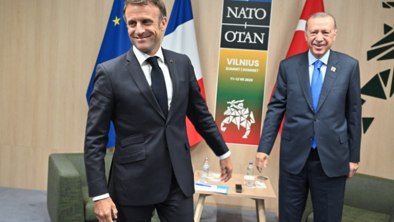 Președintele Emmanuel Macron, alături de omologul său, Recep Tayyip Erdogan. Foto: Profimedia
