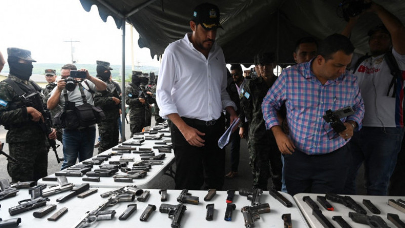 Autorităţile din Honduras au distrus un adevărat arsenal confiscat în închisorile din țară. Foto: Profimedia