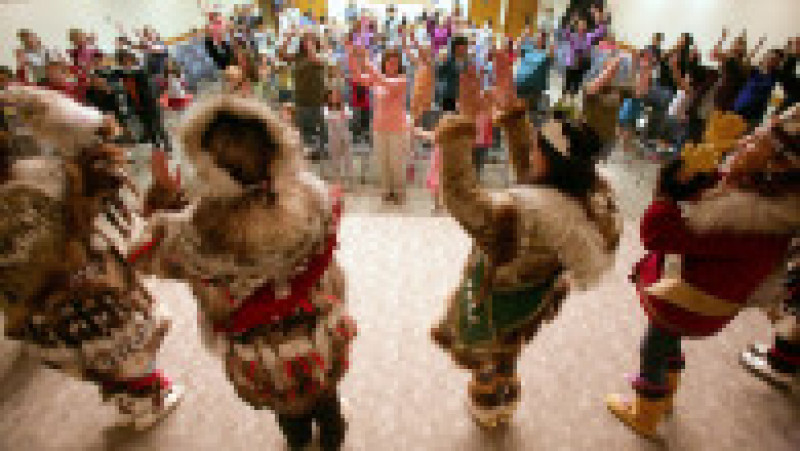 Candidatele pentru Regina Jocurilor Olimpice ale Eschimoșilor dansează în costume tradiționale împreună cu publicul. Foto: Profimedia Images | Poza 9 din 9