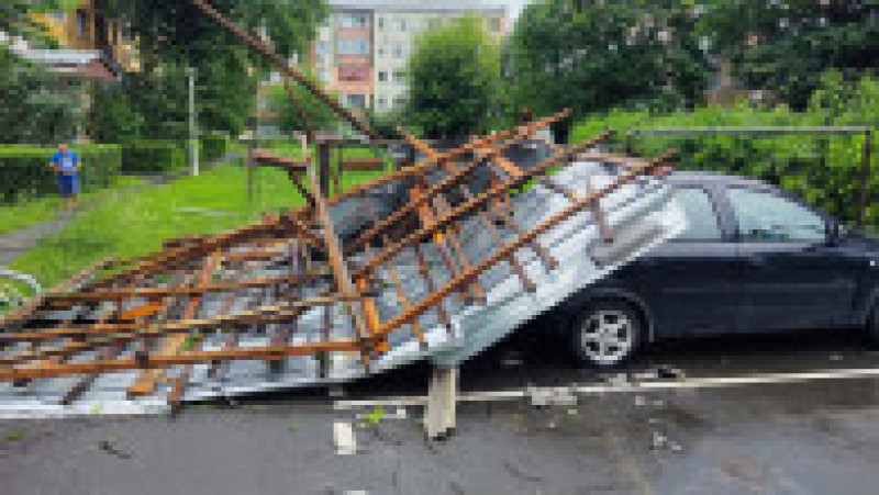 Mai multe mașini au fost avariate după ce vijelia a luate pe sus acoperișurile unor blocuri. Sursa foto: Primăria Hunedoara | Poza 4 din 10