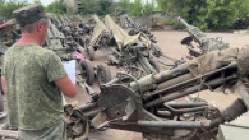 Ministerul rus al Apărării a declarat miercuri că a primit de la grupul de mercenari Wagner peste 2.000 de echipamente, 2.500 de tone de muniţie şi 20.000 de arme uşoare. FOTO: Profimedia Images | Poza 4 din 5