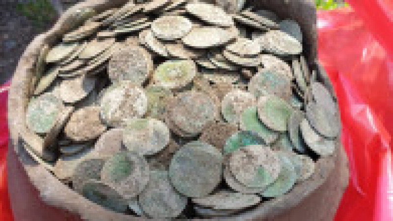 Trei tineri din Bihor au descoperit aproape 5.000 de monede, vechi de 500 de ani. Sursa foto: Facebook / DetectieMetal - Comunitatea Arheologilor Amatori din Romania | Poza 9 din 9