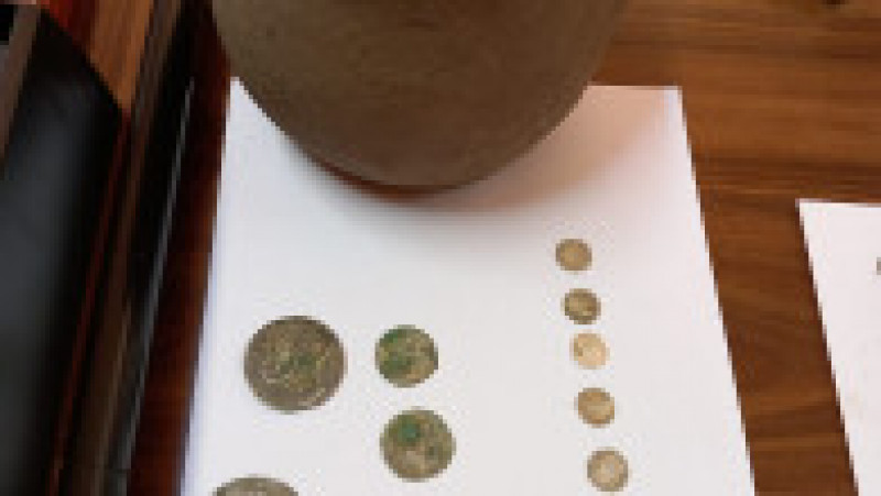 Trei tineri din Bihor au descoperit aproape 5.000 de monede, vechi de 500 de ani. Sursa foto: Facebook / DetectieMetal - Comunitatea Arheologilor Amatori din Romania | Poza 7 din 9