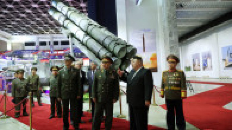 Ministrul rus al Apărării, Serghei Şoigu, l-a însoţit pe liderul nord-coreean Kim Jong Un la o expoziţie de apărare unde i-au fost prezentate rachete balistice interzise, FOTO: Profimedia Images | Poza 9 din 9