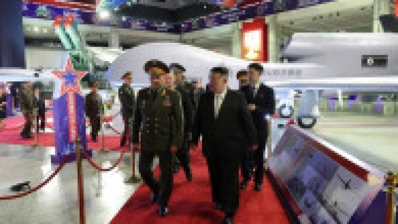 Ministrul rus al Apărării, Serghei Şoigu, l-a însoţit pe liderul nord-coreean Kim Jong Un la o expoziţie de apărare unde i-au fost prezentate rachete balistice interzise, FOTO: Profimedia Images | Poza 8 din 9