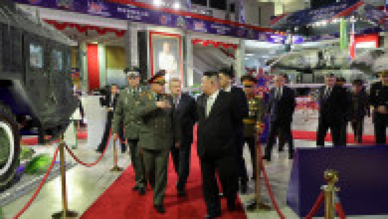 Ministrul rus al Apărării, Serghei Şoigu, l-a însoţit pe liderul nord-coreean Kim Jong Un la o expoziţie de apărare unde i-au fost prezentate rachete balistice interzise, FOTO: Profimedia Images | Poza 6 din 9