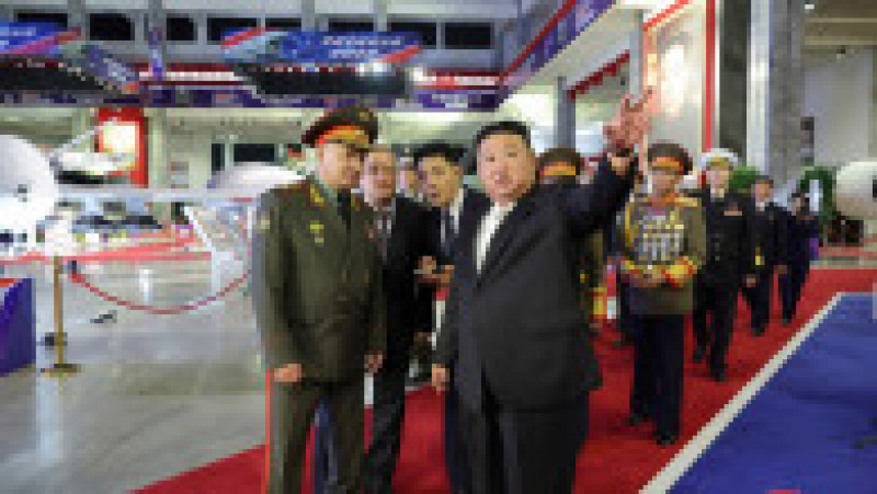 Ministrul rus al Apărării, Serghei Şoigu, l-a însoţit pe liderul nord-coreean Kim Jong Un la o expoziţie de apărare unde i-au fost prezentate rachete balistice interzise, FOTO: Profimedia Images | Poza 3 din 9