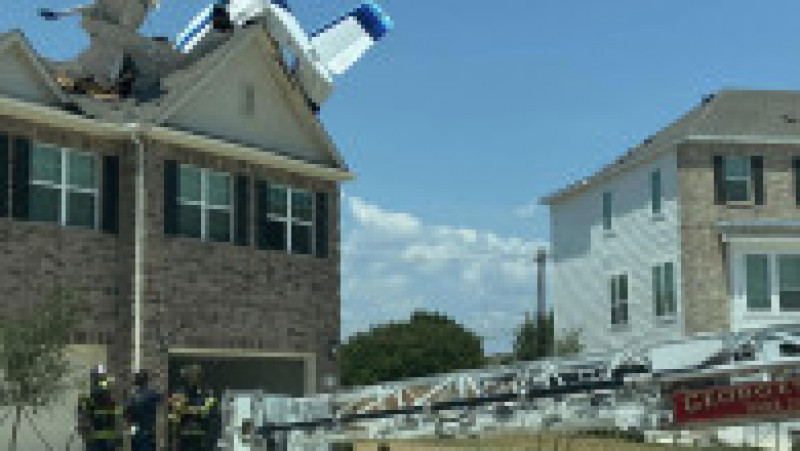 Un avion de mici dimensiuni s-a prăbușit pe acoperișul unei case din Texas. FOTO: Facebook/ Georgetown Texas Fire Department | Poza 4 din 4