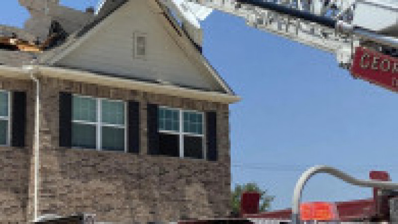 Un avion de mici dimensiuni s-a prăbușit pe acoperișul unei case din Texas. FOTO: Facebook/ Georgetown Texas Fire Department | Poza 1 din 4