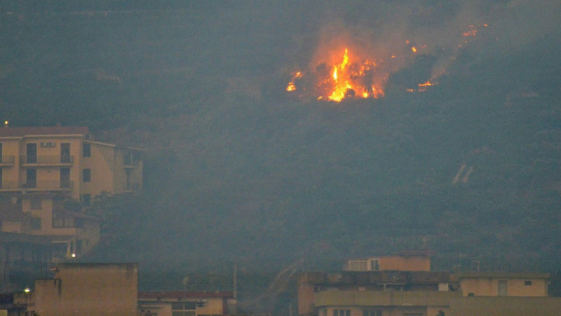 Dealurile din Palermo au luat foc, aeroportul a fost închis. FOTO: Profimedia Images