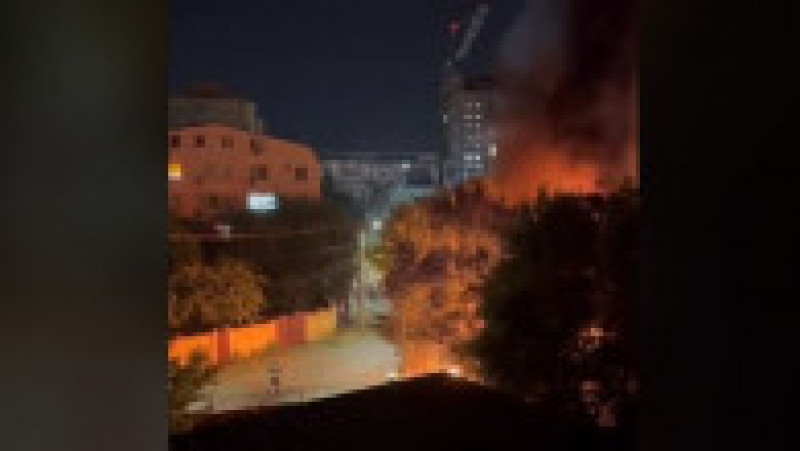 Un incendiu puternic a izbucnit marți seară în curtea Spitalului Robănescu din București, după ce un transformator ar fi explodat. FOTO: Imagini amator | Poza 6 din 6