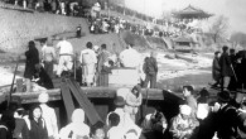 Refugiați nord-coreeni evacuați pe râul Taedong. Sursa foto: Profimedia Images | Poza 13 din 29