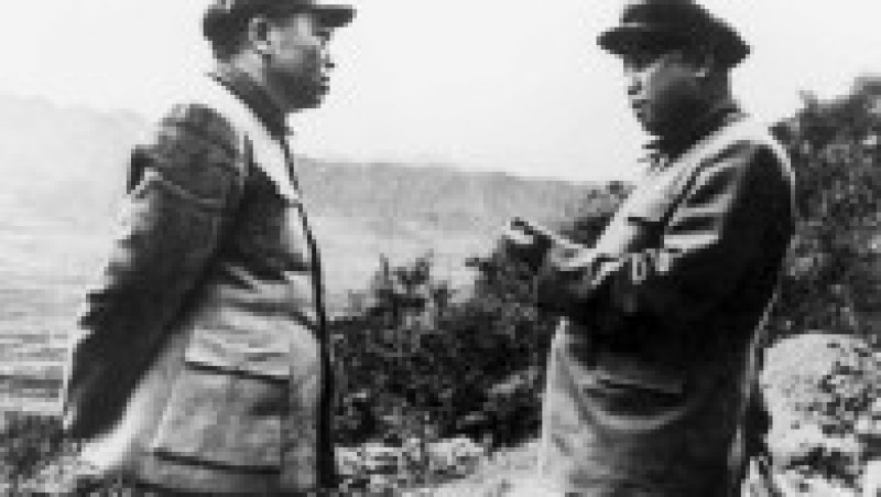 Kim Il Sung , liderul nord-coreean, și
Peng Dehuai, lider militar chinez. Sursa foto: Profimedia Images | Poza 2 din 29