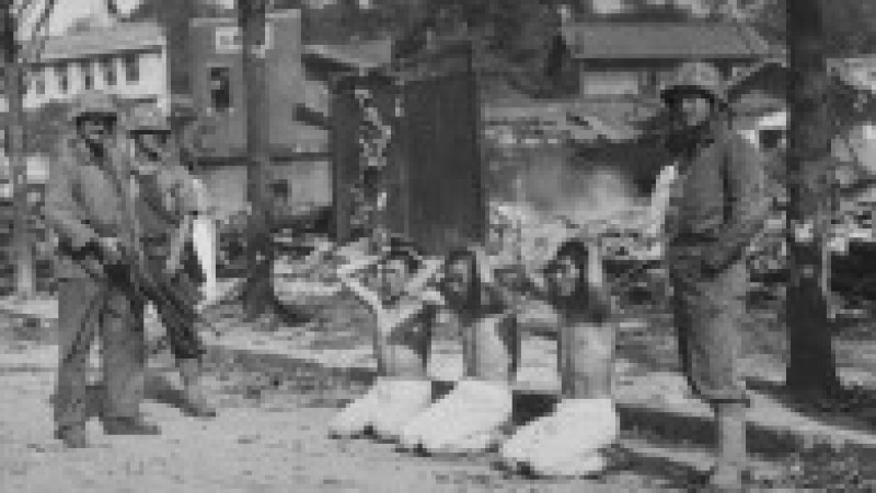 Soldați americani păzesc prizonieri nord-coreeni. Sursa foto: Profimedia Foto | Poza 19 din 29