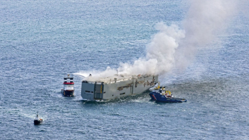 Un incendiu puternic a izbucnit la bordul unei nave care transporta aproape 3.000 de mașini, în largul coastelor olandeze. FOTO: Profimedia Images