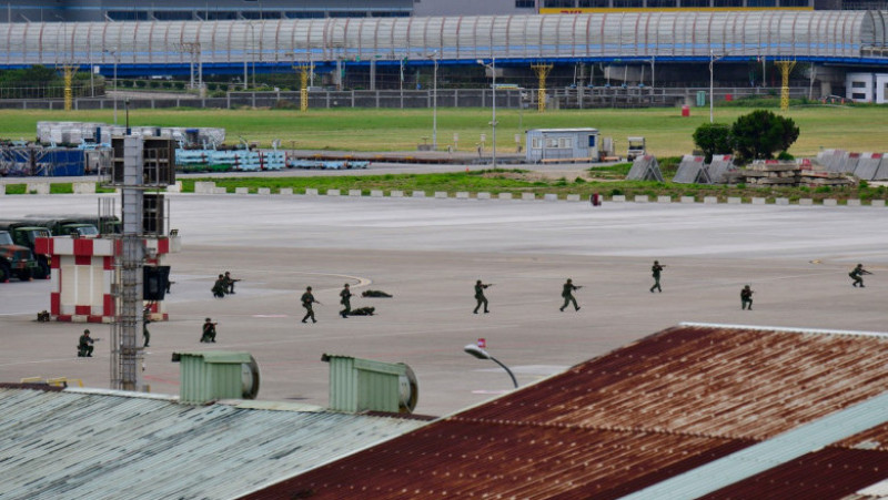 Taiwanul a organizat miercuri primul exerciţiu militar pe aeroportul internaţional Taoyuan. Foto: Profimedia
