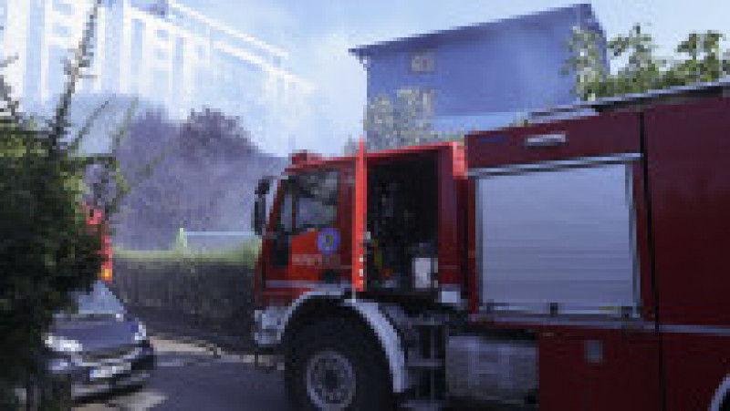 Pompieri intervin pentru lichidarea unui incendiu aparut la case din zona intrarii Sectorului, in Bucuresti, 26 iulie 2023. Inquam Photos / Sabin Cirstoveanu | Poza 4 din 5