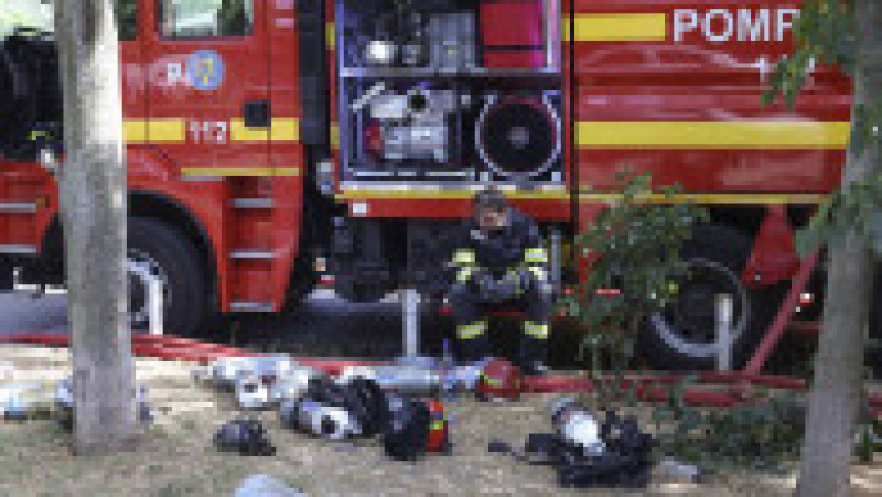 Pompieri intervin pentru lichidarea unui incendiu aparut la case din zona intrarii Sectorului, in Bucuresti, 26 iulie 2023. Inquam Photos / Sabin Cirstoveanu | Poza 5 din 5