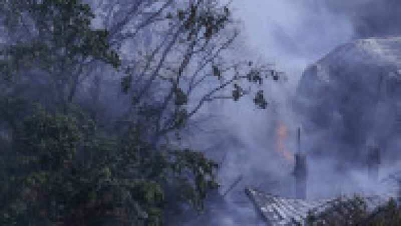 Pompieri intervin pentru lichidarea unui incendiu aparut la case din zona intrarii Sectorului, in Bucuresti, 26 iulie 2023. Inquam Photos / Sabin Cirstoveanu | Poza 1 din 5