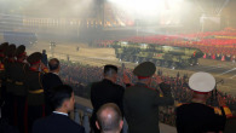Kim Jong Un l-a dus pe ministrul rus al Apărării Serghei Şoigu la o paradă militară la Phenian. FOTO: Profimedia Images | Poza 11 din 13