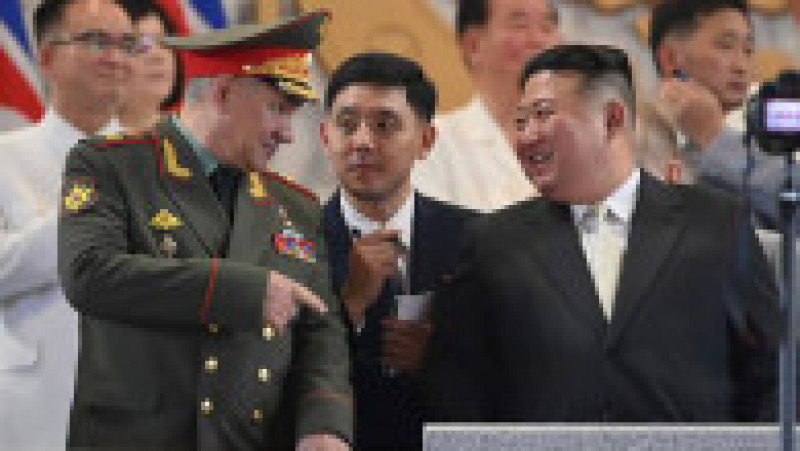 Kim Jong Un l-a dus pe ministrul rus al Apărării Serghei Şoigu la o paradă militară la Phenian. FOTO: Profimedia Images | Poza 4 din 13