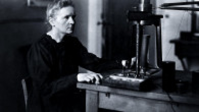 Marie Curie a descoperit radiumul și poloniumul în timp ce lucra cu soțul ei, Pierre Curie, și a fost prima femeie recompensată cu premiul Nobel. Sursa foto: Profimedia Images | Poza 21 din 25