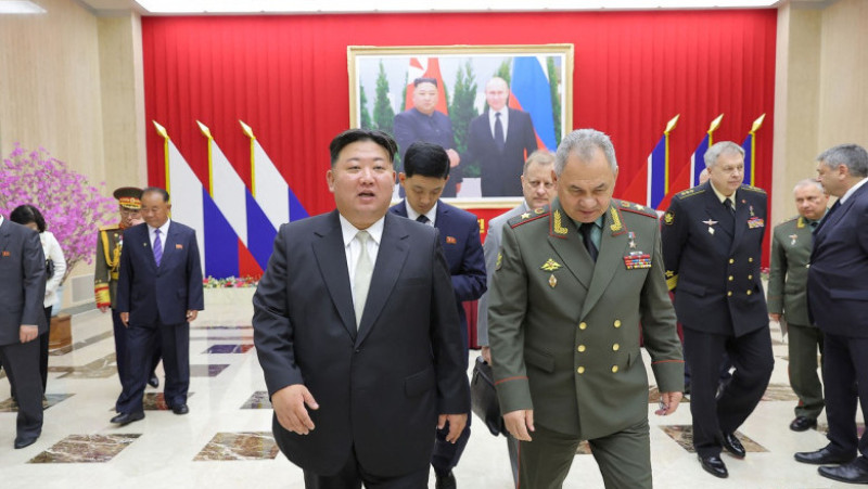 Kim Jong Un a decorat cu tablouri ale lui Vladimir Putin toate sălile de conferințe unde a avut întâlniri cu ministrul rus al Apărării, Serghei Șoigu. FOTO: Profimedia Images