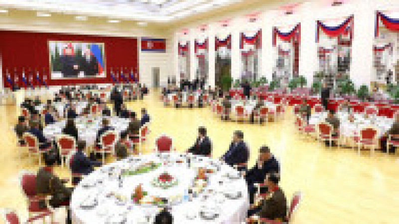 Kim Jong Un a decorat cu tablouri ale lui Vladimir Putin toate sălile de conferințe unde a avut întâlniri cu ministrul rus al Apărării, Serghei Șoigu. FOTO: Profimedia Images | Poza 4 din 6