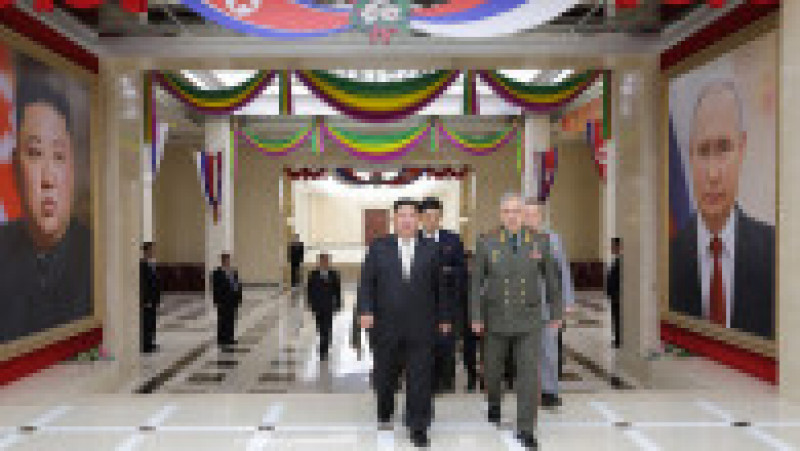 Kim Jong Un a decorat cu tablouri ale lui Vladimir Putin toate sălile de conferințe unde a avut întâlniri cu ministrul rus al Apărării, Serghei Șoigu. FOTO: Profimedia Images | Poza 2 din 6