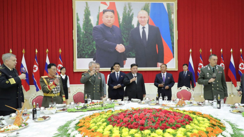 Kim Jong Un a decorat cu tablouri ale lui Vladimir Putin toate sălile de conferințe unde a avut întâlniri cu ministrul rus al Apărării, Serghei Șoigu. FOTO: Profimedia Images