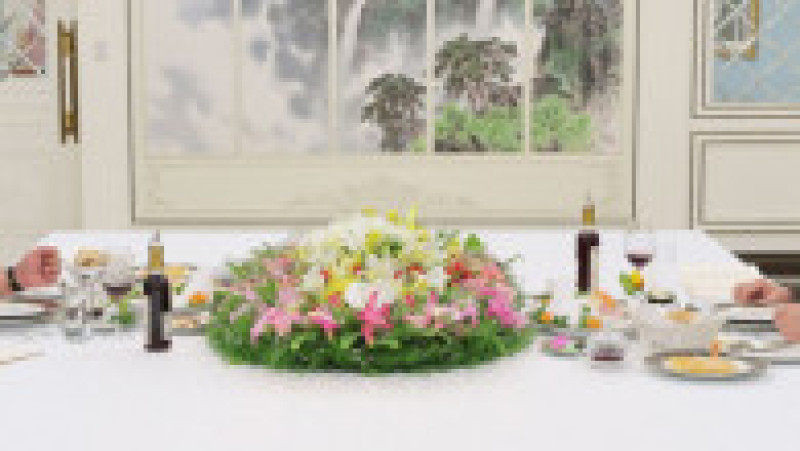 Kim Jong Un a decorat cu tablouri ale lui Vladimir Putin toate sălile de conferințe unde a avut întâlniri cu ministrul rus al Apărării, Serghei Șoigu. FOTO: Profimedia Images | Poza 5 din 6