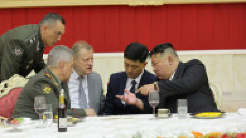 Kim Jong Un a decorat cu tablouri ale lui Vladimir Putin toate sălile de conferințe unde a avut întâlniri cu ministrul rus al Apărării, Serghei Șoigu. FOTO: Profimedia Images | Poza 6 din 6