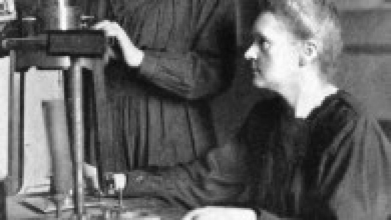 Marie Curie a descoperit radiumul și poloniumul în timp ce lucra cu soțul ei, Pierre Curie, și a fost prima femeie recompensată cu premiul Nobel. Sursa foto: Profimedia Images | Poza 23 din 25