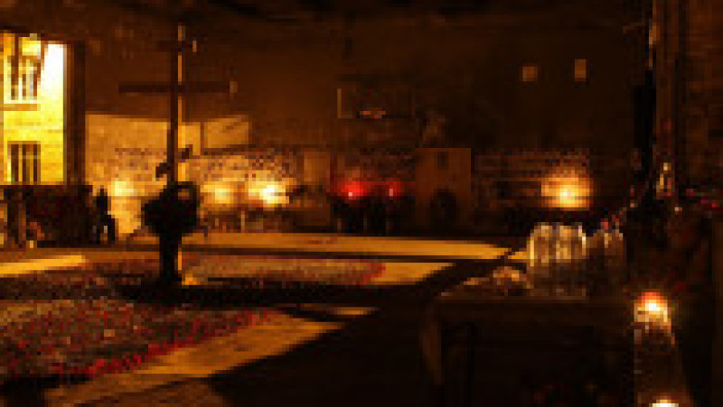 Criza ostaticilor de la Şcoala nr. 1 din Beslan (Osetia de Nord) a început la 1 septembrie 2004, când un grup înarmat de terorişti a luat ostatici peste 1100 de elevi şi profesori, şi s-a încheiat tragic pe 3 septembrie 2004 cu 338 de morţi, dintre care 186 copii. Sursa foto: Profimedia Images | Poza 25 din 26