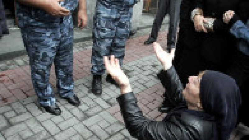 Criza ostaticilor de la Şcoala nr. 1 din Beslan (Osetia de Nord) a început la 1 septembrie 2004, când un grup înarmat de terorişti a luat ostatici peste 1100 de elevi şi profesori, şi s-a încheiat tragic pe 3 septembrie 2004 cu 338 de morţi, dintre care 186 copii. Sursa foto: Profimedia Images | Poza 23 din 26