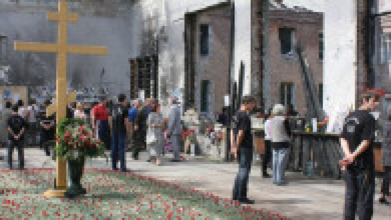 Criza ostaticilor de la Şcoala nr. 1 din Beslan (Osetia de Nord) a început la 1 septembrie 2004, când un grup înarmat de terorişti a luat ostatici peste 1100 de elevi şi profesori, şi s-a încheiat tragic pe 3 septembrie 2004 cu 338 de morţi, dintre care 186 copii. Sursa foto: Profimedia Images | Poza 24 din 26