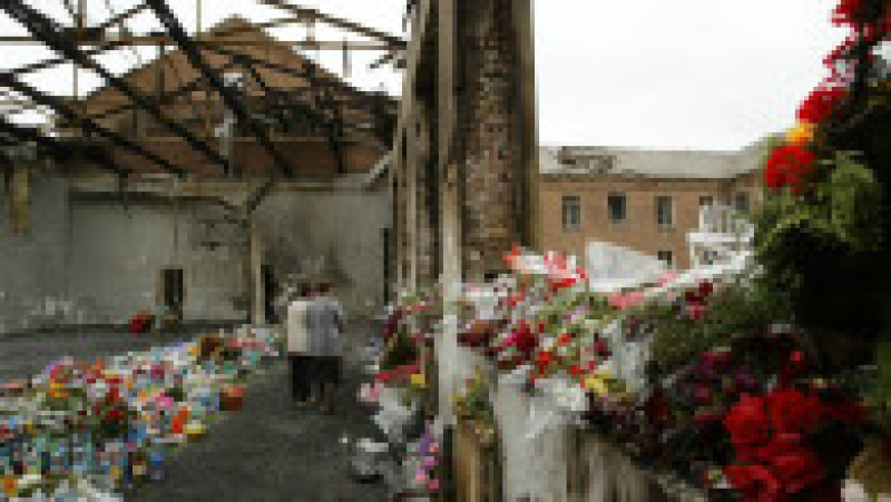 Criza ostaticilor de la Şcoala nr. 1 din Beslan (Osetia de Nord) a început la 1 septembrie 2004, când un grup înarmat de terorişti a luat ostatici peste 1100 de elevi şi profesori, şi s-a încheiat tragic pe 3 septembrie 2004 cu 338 de morţi, dintre care 186 copii. Sursa foto: Profimedia Images | Poza 21 din 26