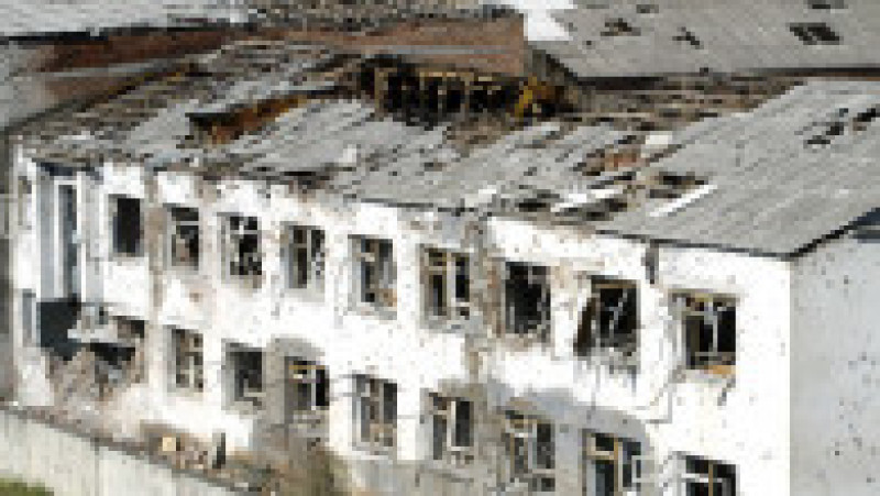 Criza ostaticilor de la Şcoala nr. 1 din Beslan (Osetia de Nord) a început la 1 septembrie 2004, când un grup înarmat de terorişti a luat ostatici peste 1100 de elevi şi profesori, şi s-a încheiat tragic pe 3 septembrie 2004 cu 338 de morţi, dintre care 186 copii. Sursa foto: Profimedia Images | Poza 19 din 26