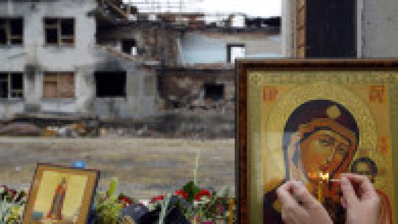 Criza ostaticilor de la Şcoala nr. 1 din Beslan (Osetia de Nord) a început la 1 septembrie 2004, când un grup înarmat de terorişti a luat ostatici peste 1100 de elevi şi profesori, şi s-a încheiat tragic pe 3 septembrie 2004 cu 338 de morţi, dintre care 186 copii. Sursa foto: Profimedia Images | Poza 20 din 26