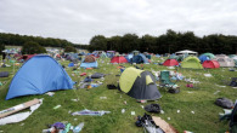 Echipa de voluntari care a făcut curățenie după încheierea Festivalului de la Leeds, Anglia, s-a declarat „complet îngrozită” de mizeria lăsată în urmă de spectatorii FOTO: Profimedia Images | Poza 13 din 16