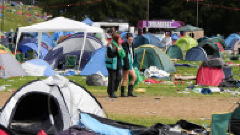 Echipa de voluntari care a făcut curățenie după încheierea Festivalului de la Leeds, Anglia, s-a declarat „complet îngrozită” de mizeria lăsată în urmă de spectatorii FOTO: Profimedia Images | Poza 14 din 16