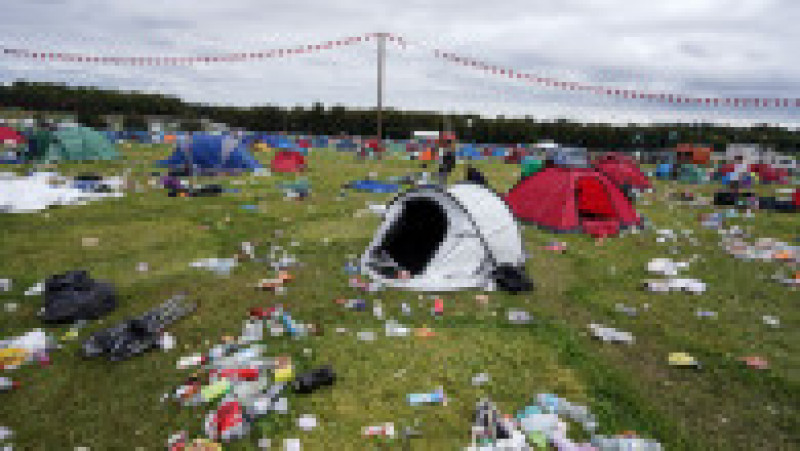 Echipa de voluntari care a făcut curățenie după încheierea Festivalului de la Leeds, Anglia, s-a declarat „complet îngrozită” de mizeria lăsată în urmă de spectatorii FOTO: Profimedia Images | Poza 15 din 16